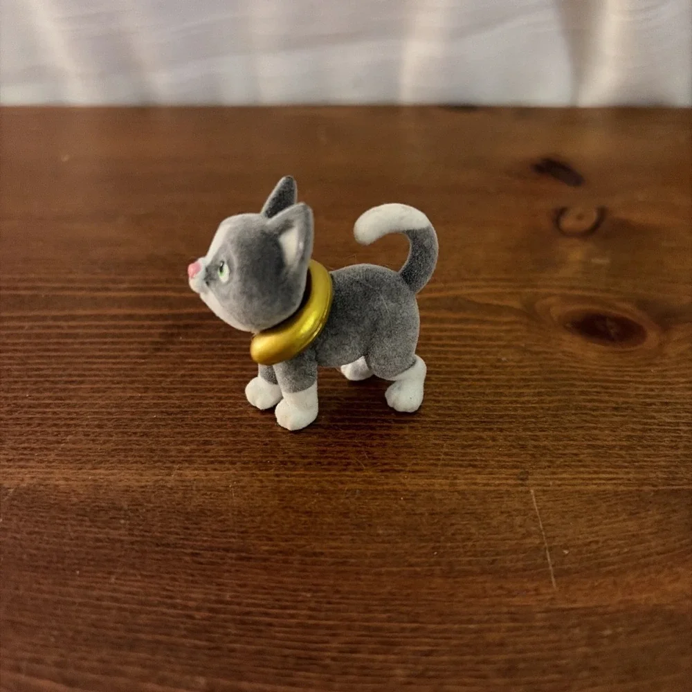 Barbie Pets Series 13 Tuxedo Cat‎ Gold Neck Pillow Mini Flocked Toy Figure